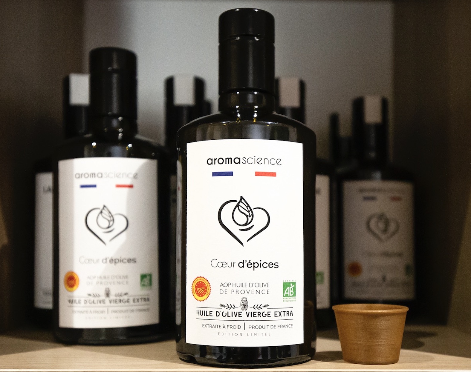 photo huile dolive coeur depices - Coeur d'épices propose une huile d'olive enrichie en plantes médicinales