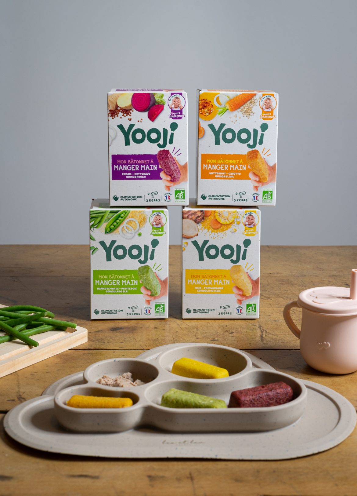 yooji-propose-le-premier-repas-b-b-manger-la-main-la-veille-des
